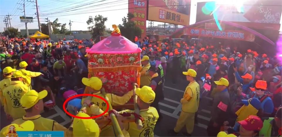 顏寬恒2次參拜接駕！白沙屯媽祖「搖頭倒退嚕」轉身快跑…網笑爛：閃了消波塊