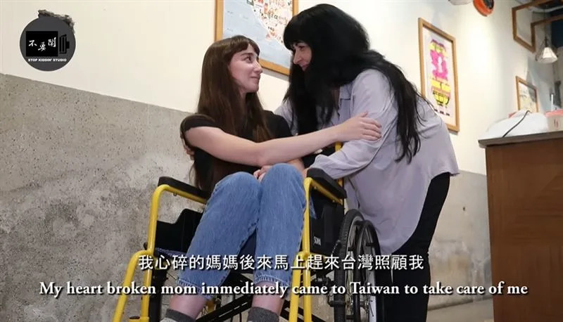 Courtney媽媽收到消息心碎飛台灣，回想起當時情況仍忍不住哽咽。（圖／翻攝自不要鬧工作室YouTube）
