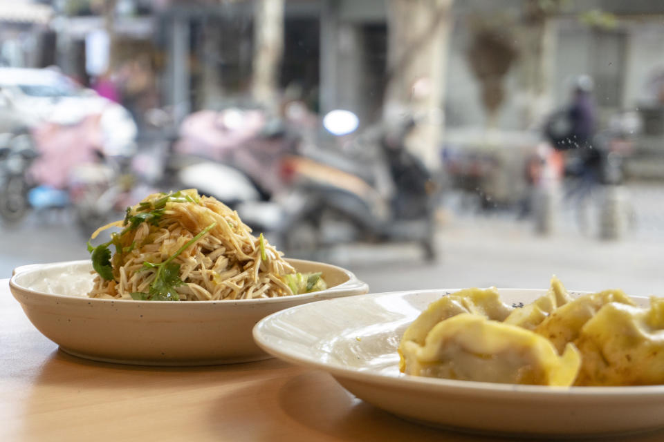 Trozos tradicionales de tofu estofado en salsa de soja, que es un desayuno popular en la cocina de Yangzhou. El 31 de octubre de 2019, Yangzhou, como centro de cocina china de Huaiyang, fue reconocida como una ciudad de gastronomía por la UNESCO. (Foto de Zhang Peng / LightRocket a través de Getty Images)