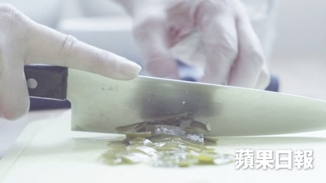 半港半日的「蝦米白菜煮粉絲」，加入切成幼絲的昆布同煮。