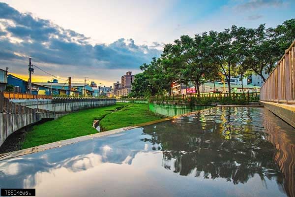 鴨母港溝現地處理補注水設施注入清流。（圖：新北市水利局提供）