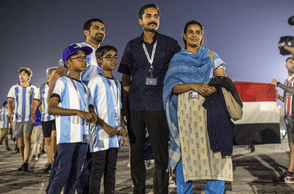 Smitha Issac y familia procedente de India posan en el estadio 974 previo al partido entre Polonia y Argentina en el Mundial, el miércoles 30 de noviembre de 2022. (AP Foto/Ciaran Fahey)