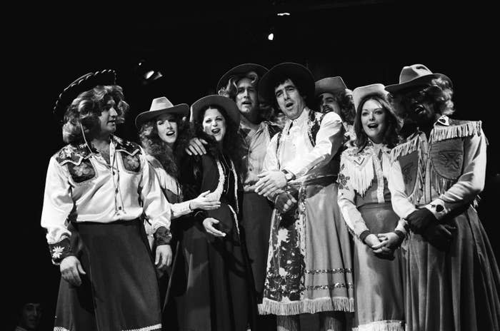 John Belushi, Laraine Newman, Gilda Radner, Chevy Chase, Elliott Gould, Dan Aykroyd, Jane Curtin, Garrett Morris during 'happy trails' on SNL