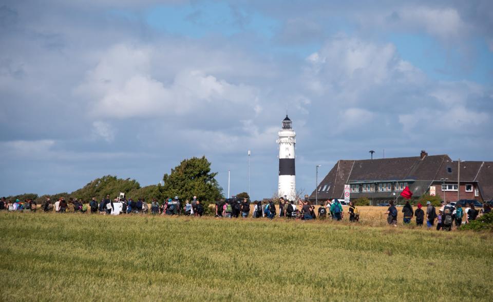 Klassisches Postkartenmotiv von Sylt – nur diesmal mit einem Demonstrantenzug - Copyright: picture alliance/dpa | Daniel Bockwoldt