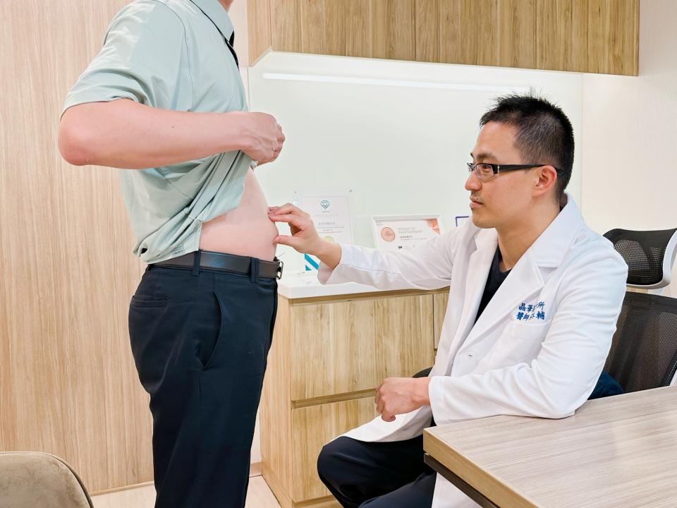 抽脂體雕腹肌術前評估，圖片由晶華醫美診所提供。