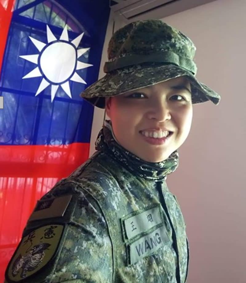 海外受訓女軍官王翔挺小英 「很愉快被叫台灣人」。（取自王翔臉書）