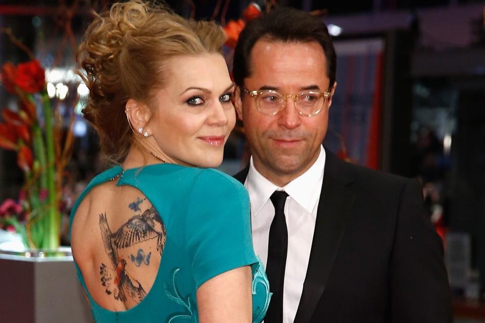 Die deutsche Schauspielerin und Sängerin Anna Loos (Bild, mit Ehemann Jan Josef Liefers) zeigt hier ihr großes Rücken-Tattoo. (Bild: Andreas Rentz/Getty Images))