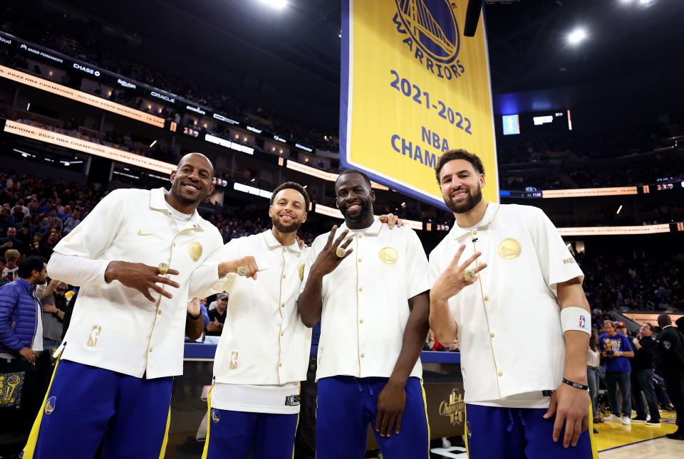 Andre Iguodala（圖左起）、Stephen Curry、Draymond Green與Klay Thompson新賽季開幕賽賽前領取2021-22總冠軍冠軍戒指。（Photo by Ezra Shaw/Getty Images）