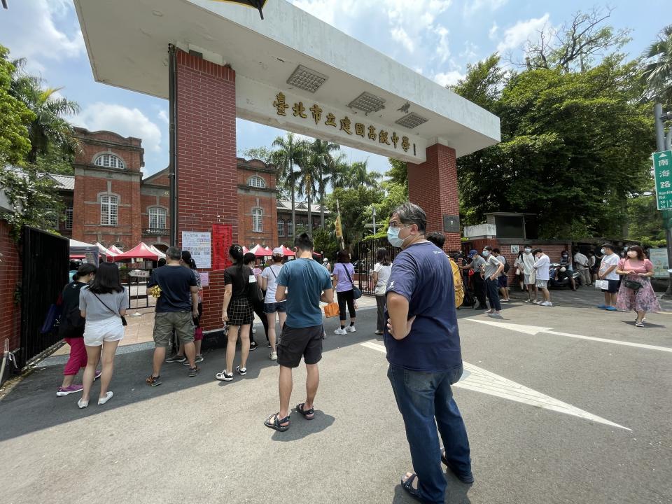 大學指考今(28)天登場，因應疫情，未開放家長陪考，上午第二節化學科還沒結束，台北建國中學考場的校門口已經有家長站在外頭等待孩子出來拿午餐便當。