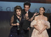 Helena Bonham Carter acepta el Premio SAG al mejor elenco de una serie de drama para "The Crown" el domingo 19 de enero del 2020 en Los Angeles. La acompañan Josh O'Connor y Erin Doherty. (AP Foto/Chris Pizzello)