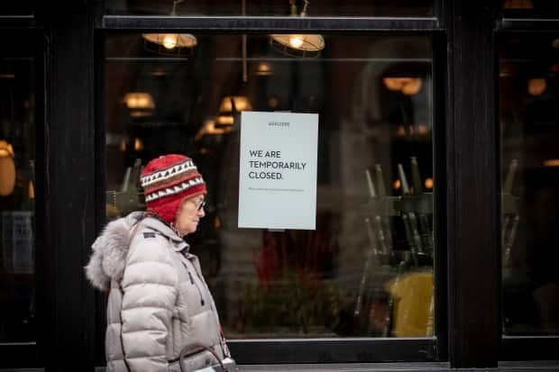 A Toronto restaurant tells its customers it's shut down temporarily early in the pandemic. (Evan Mitsui/CBC - image credit)