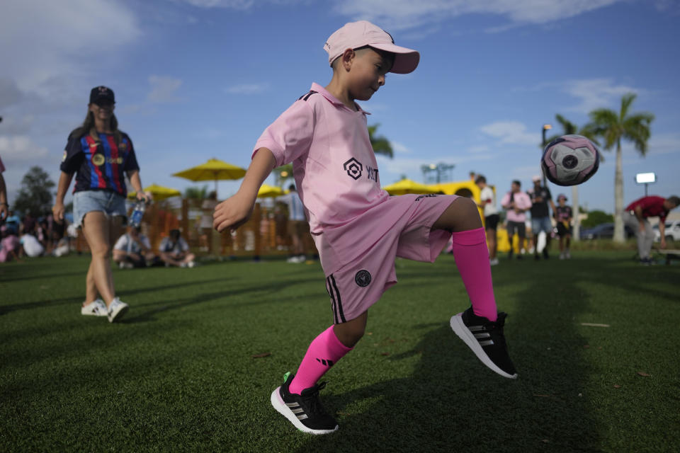 Nicco Giribet, un niño de 7 años que viajó desde México, domina un balón antes del partido entre el Inter Miami y el Cruz Azul de México en Fort Lauderdale, Florida, el viernes 21 de julio de 2023 (AP Foto/Rebecca Blackwell)