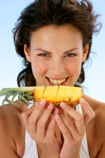 Piña. Además de aportarte mucha energía, esta deliciosa fruta posee sustancias como la bromelína, las cuales te ayudan a adelgazar. Esta sustancia se encarga de metabolizar las proteínas y las grasas, aumentando la actividad celular. Aprovecha que hace calor y refréscate con una rebanada entre comidas. No olvides realizar ejercicio para gastar la energía que aporta. Otro dato importante sobre la piña es que estimula a los riñones, eliminando el exceso de líquidos en el cuerpo.