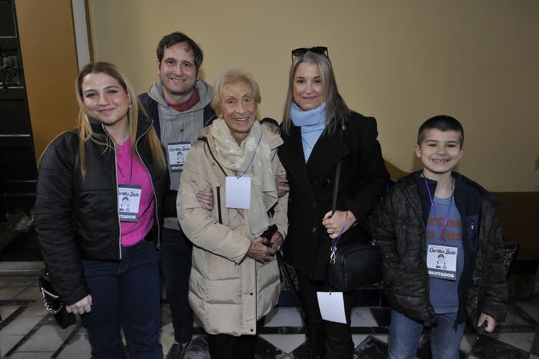 Venturiello, junto a sus dos hijos y sus nietos, en la puerta de la casa natal de su esposo, Carlitos Balá