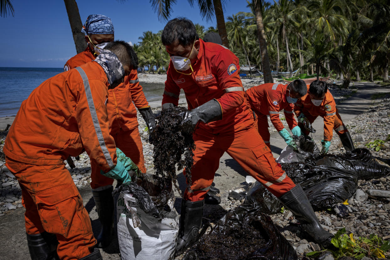 Oil Spill Hits Philippines Coastline