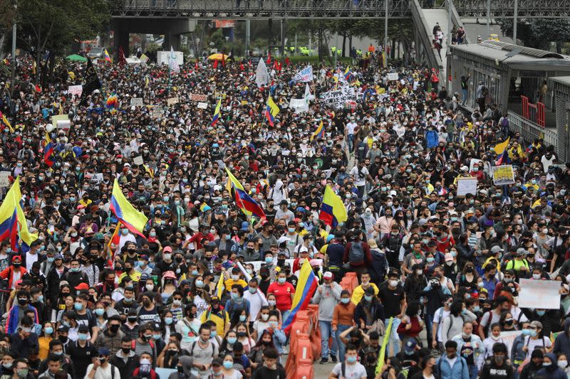 Manifestantes protestan contra un proyecto de reforma tributaria del Gobierno del presidente Iván Duque para aumentar los impuestos, en Bogotá