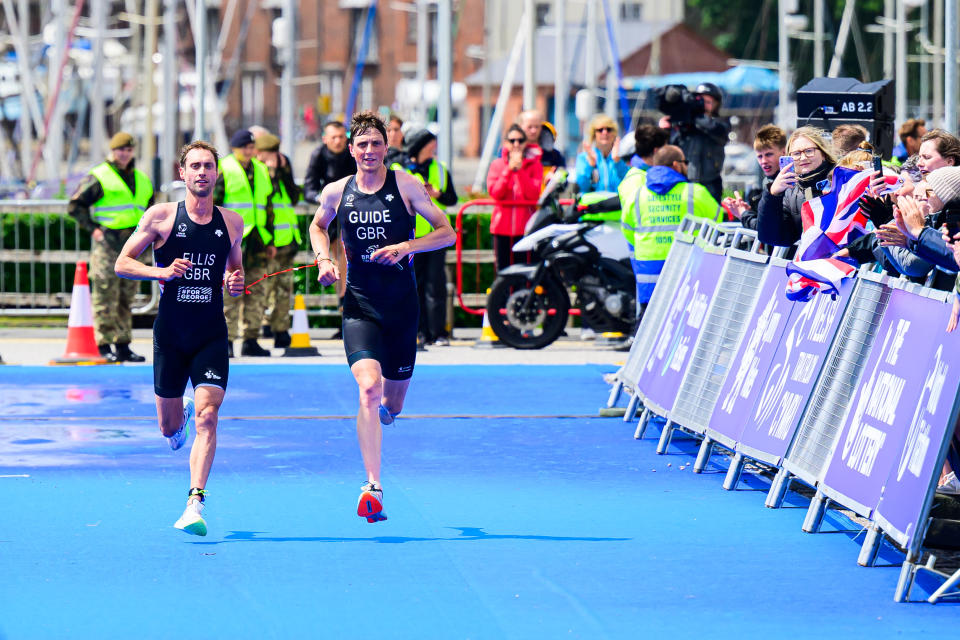 Dave Ellis crosses goes into the home stretch with guide Luke Pollard to win gold