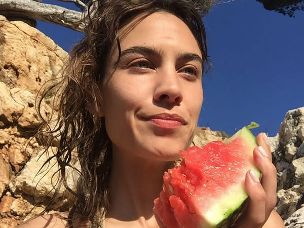 <p>Alexa Chung, animatrice de télévision et mannequin britannique, prend la pause avec une pastèque.<br>Crédit photo : Instagram Alexa Chung </p>