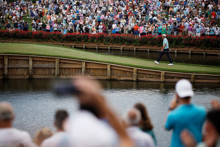 Camino a la cima: Scottie Scheffler recorre el último tramo del TPC Sawgrass delante de una multitud