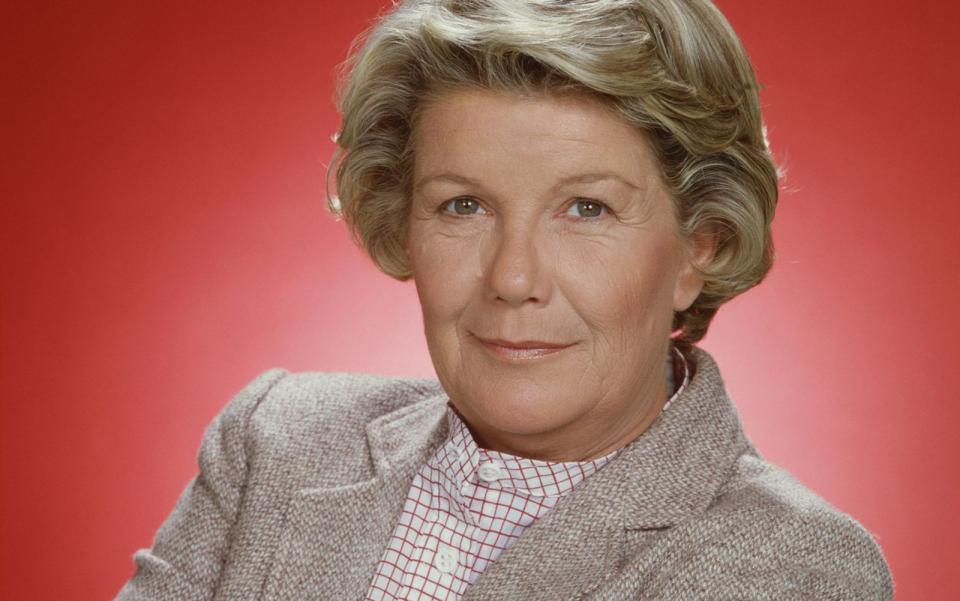 Das Fernsehen macht es möglich: Obwohl Barbara Bel Geddes gerade mal neun Jahre älter war als Larry Hagman, spielte sie in "Dallas" die Matriarchin "Miss Ellie", die Mutter von J.R. und Bobby Ewing, die stets versuchte, die Familie zusammenzuhalten. (Bild: CBS Photo Archive/Getty Images)