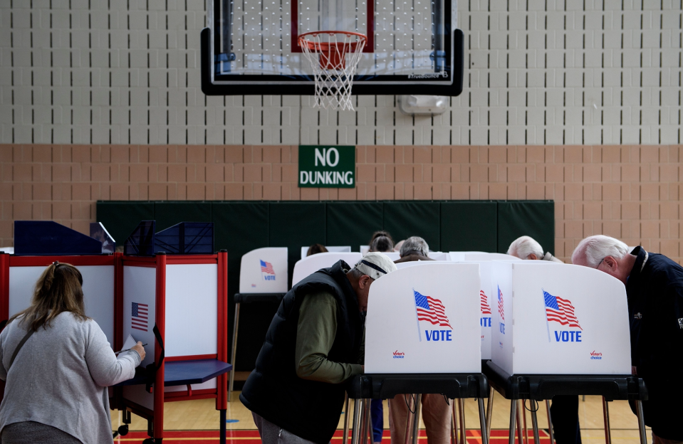 Muchos estadounidenses ya comenzaron a votar en las elecciones de medio término más atípicas de la historia contemporánea de EEUU. El resultado de las elecciones se verá como un voto de protesta o de apoyo a Donald Trump, es decir serán unas elecciones al estilo de un referendo. (Foto: Getty).