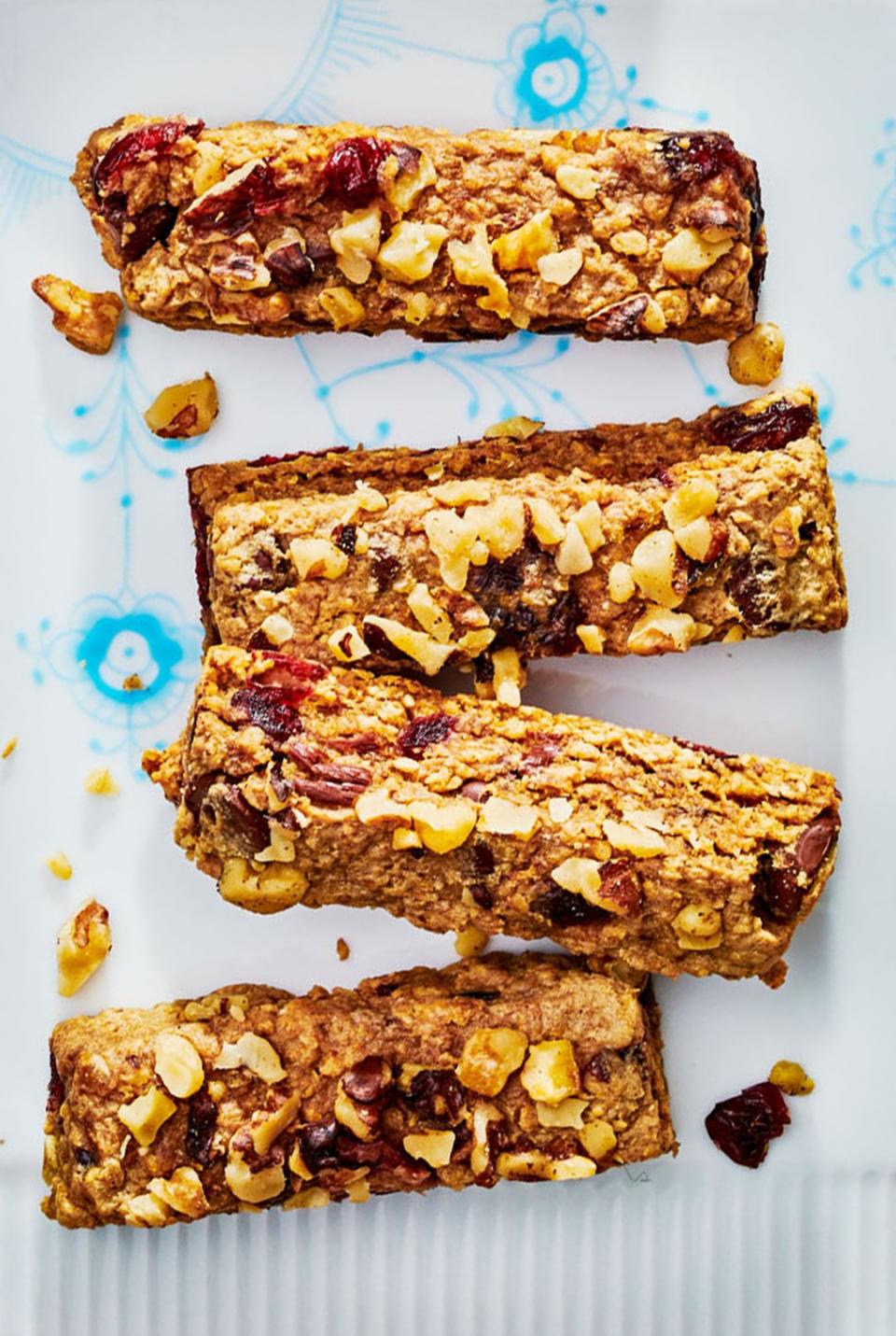 These healthy snack bar picks, agreed upon by nutritionists and kids, go easy on the sugar. Plus, they supply whole grains, protein, or both to help satisfy tummies until the next meal.