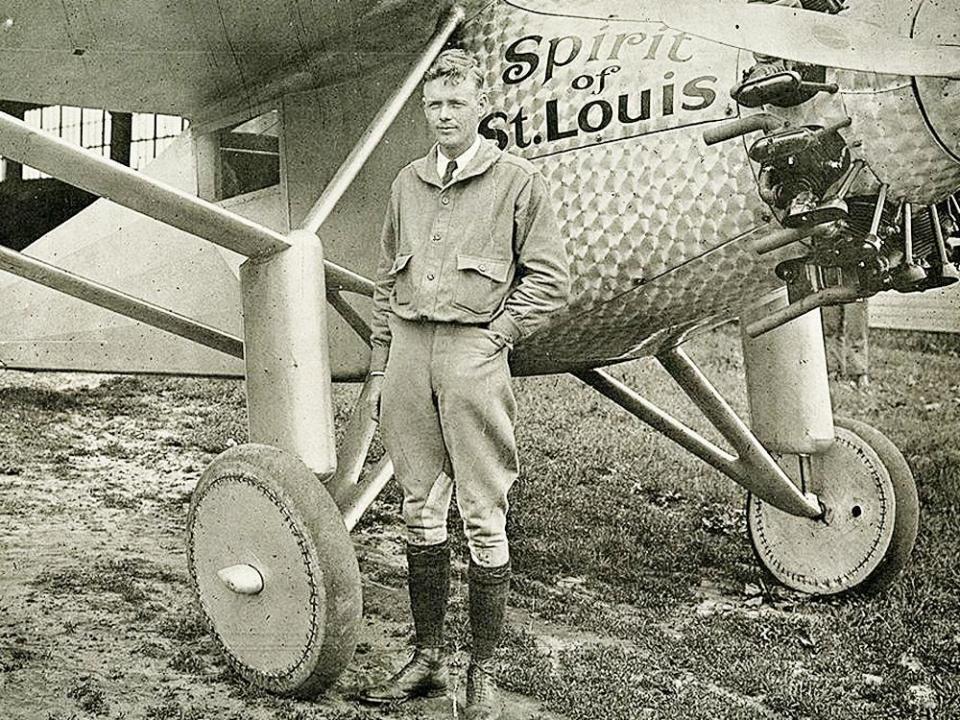 LONGINES就在Charles A. Lindbergh於1927年，首次花了34小時不落地橫越大西洋後，借助其經驗合作開發了一款具有計算「經度」功能的腕錶，配合六分儀使用可以求出所在位置的經緯度，在沒有任何參考點的茫茫大洋上找到正確的方向。