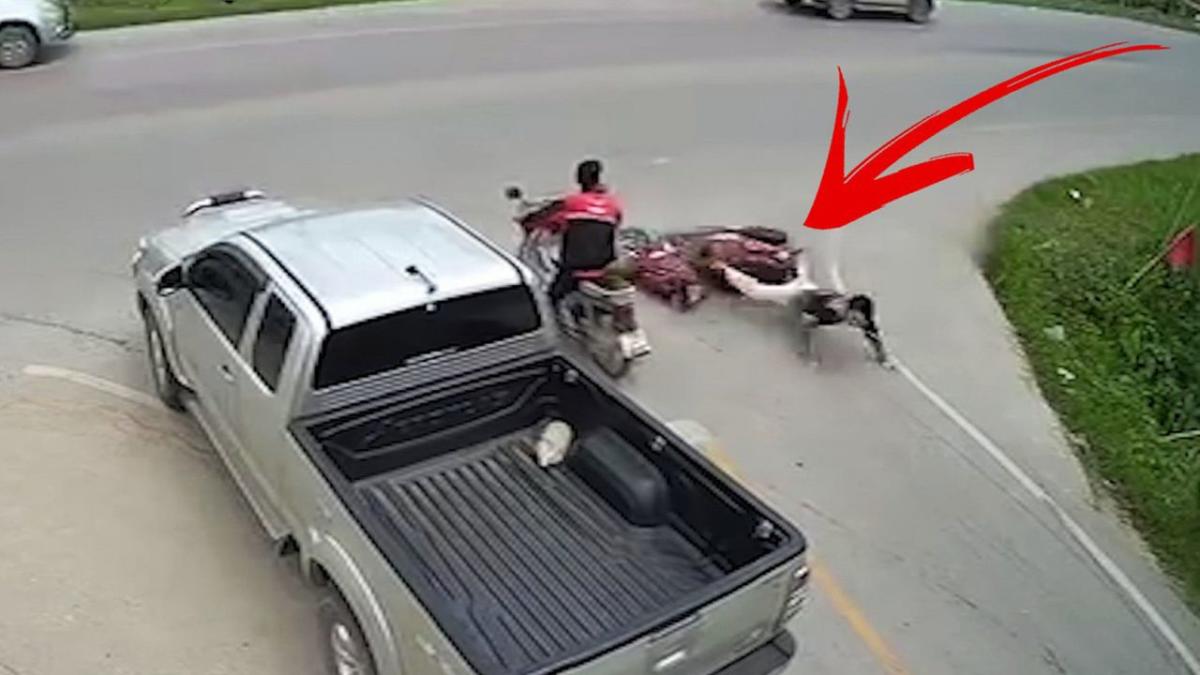 Near-death moment motorcyclist manages to avoid stopped truck at last minute – Yahoo News UK