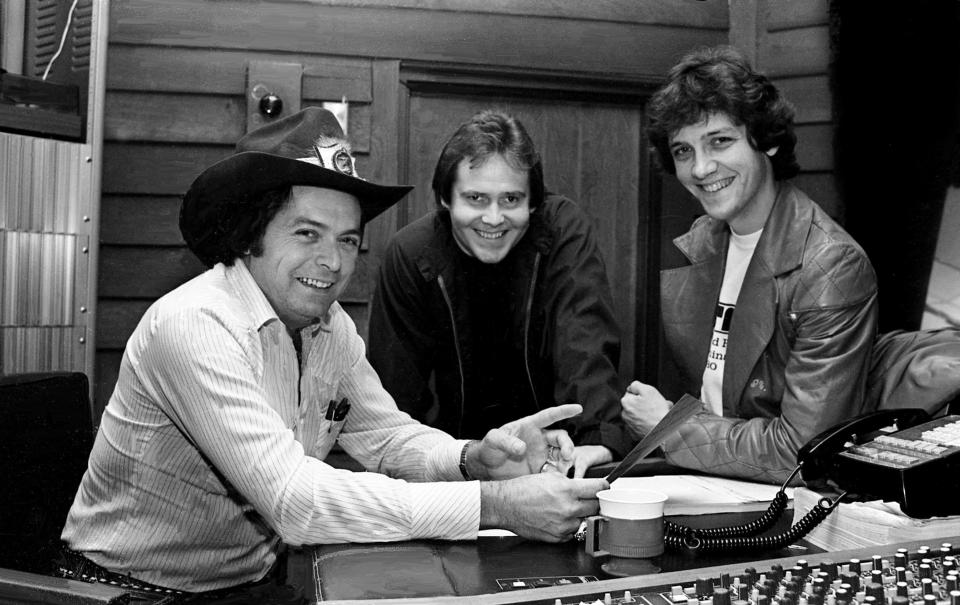Singer Mickey Gilley, left, shares a moment with songwriters Stewart Harris and Keith Stegall, the co-writers of his latest hit, "Lonely Nights," at a Music Row studio Jan. 21, 1982.