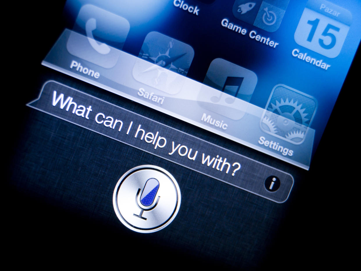 Apple iPhone 4S mostrando la nueva aplicación de voz Siri. Siri es un sistema de reconocimiento de voz que permite a los usuarios controlar el teléfono usando palabras habladas. Foto: Getty Images. 
