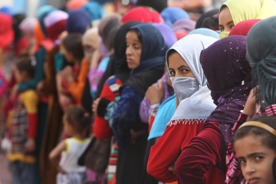 Women who recently fled the Islamic State's stronghold on the outskirts of Mosul queue to receive food at the school at Debaga camp, on the outskirts of Erbil, Iraq October 28, 2016. REUTERS/Alaa Al-Marjani