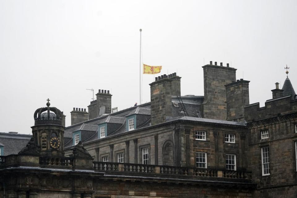 La Bandera Real de Escocia sobre el Palacio de Holyroodhouse en Edimburgo ondea a media asta (PA Wire)