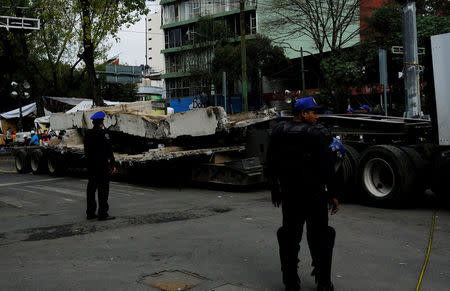 A truck transports a wall from a collapsed building, after an earthquake in Mexico City, Mexico September 26, 2017. REUTERS/Nacho Doce