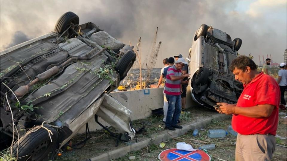 Dos coches volteados por la fuerte explosión en Beirut.