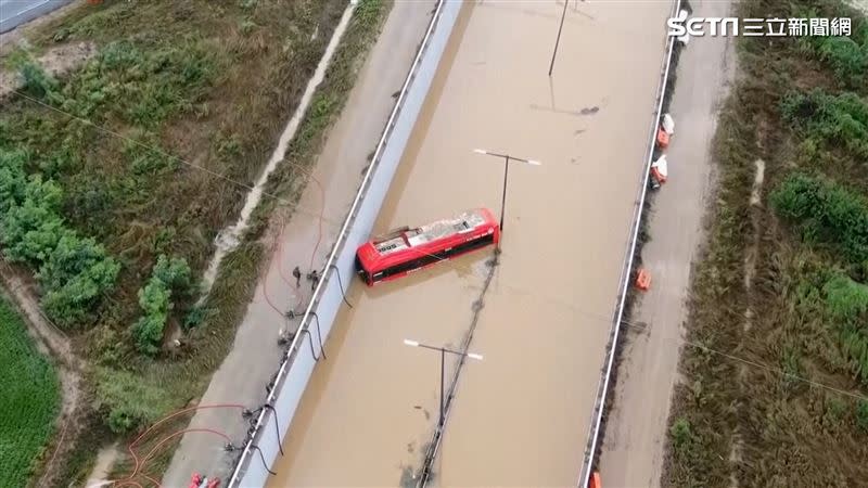 忠清北道清州市五松地下車道被淹事故的死亡人數目前已增至8人。（圖／AP/National Fire Agency, YONHAP 授權）