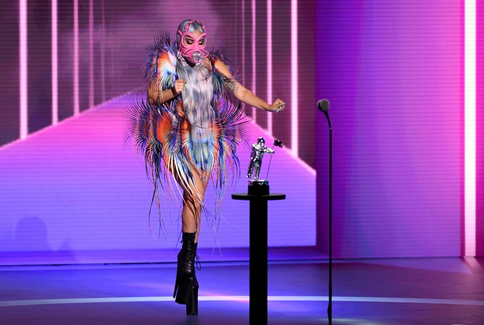 Lady Gaga nimmt den Preis für die Beste Kollaboration für "Rain on Me" mit Ariana Grande entgegen (Bild: Kevin Winter/MTV VMAs 2020/Getty Images for MTV)