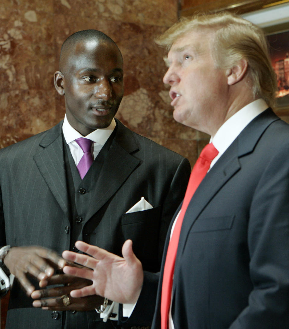 ARCHIVO - Donald Trump, derecha, habla con Randal Pinkett, izquierda, el ganador de la cuarta temporada del reality de Trump "The Apprentice", en las audiciones de la sexta temporada en la Torre Trump en Nueva York, el viernes 24 de marzo de 2006. Pinkett supervisión la renovación del Casino Trump Taj Mahal Atlantic City en Nueva Jersey. En 2024 han surgido versiones sobre si Trump tuvo un trato degradante con los concursantes negros del reality. (Foto AP/Stuart Ramson, archivo)