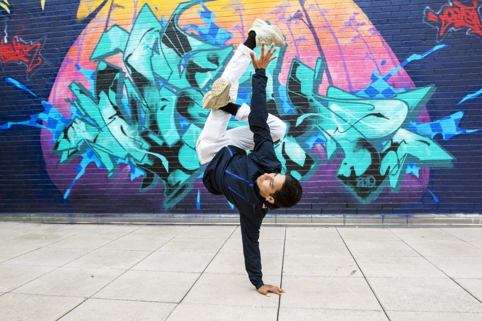 El bailarín de breakdance Victor Montalvo, 27, de Kissimmee, Florida, se presenta en Nueva York el 22 de junio de 2021. En las cinco décadas desde que el hip hop surgió en la ciudad de Nueva York, se ha extendido por todo el país y por el mundo. Y en cada paso ha habido cambios y adaptaciones, ya que voces nuevas y diferentes entraron y lo hicieron suyo. Sus cimientos están arraigados en las comunidades negras donde se dio a conocer inicialmente, pero se ha extendido tanto que no hay un rincón del mundo que no haya sido tocado por él. (Foto AP/Ted Shaffrey)