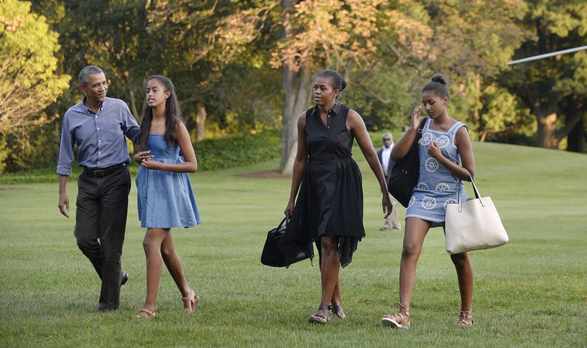 WASHINGTON, DC – AUGUST 23: U.S. President Barack Obama (L), daughters Sasha (2nd L) and Malia (R) and first lady Michelle Obama arrive at the White House August 23, 2015 in Washington, D.C. The first family was returning from vacationing on Martha’s Vineyard. (Photo by Olivier Douliery-Pool/Getty Images)