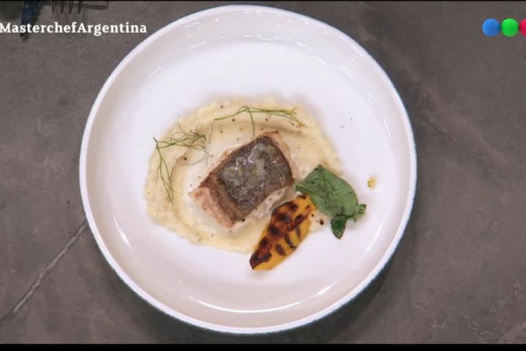 El plato de Antonio: una chernia sellada al sartén, un puré de coliflor, mango grillado y un falso caviar de menta y limón