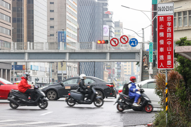 台北市7月1日至8月底縮短740處路口號誌紅燈秒數。（中央社資料照）