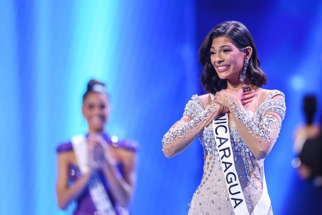 <p>Hector Vivas/Getty Images</p> Miss Nicaragua Sheynnis Palacios reacciona despuÃ©s de llegar al top tres durante la 72a Competencia Miss Universo en el Gimnasio Nacional JosÃ© Adolfo Pineda el 18 de noviembre de 2023 en San Salvador, El Salvador.