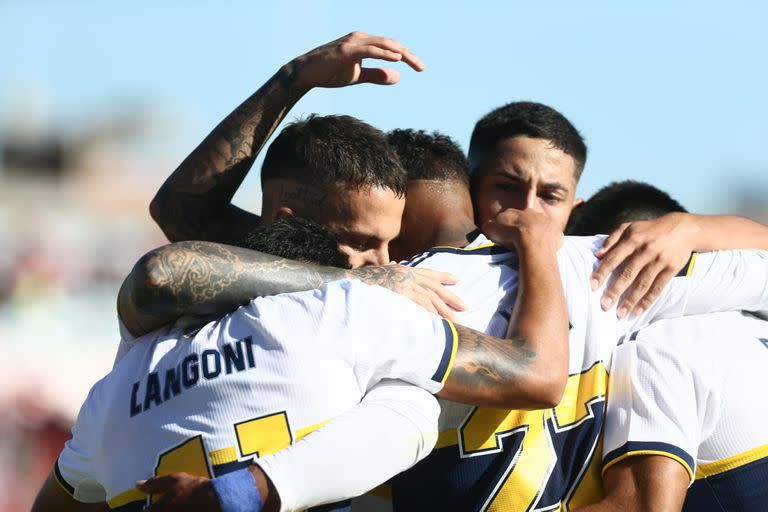 Festejo colectivo de Boca después del 3-0 parcial sobre Barracas Central en la Liga Profesional