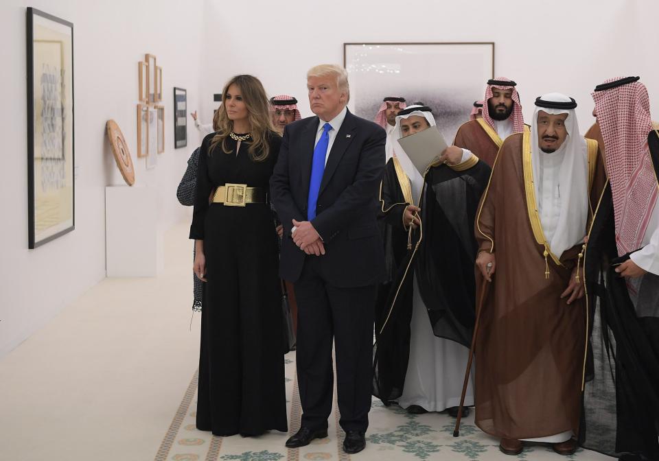 Saudi Arabia's King Salman bin Abdulaziz al-Saud, Donald Trump and Melania Trump look at a display of Saudi modern art at the Saudi Royal Court in Riyadh on May 20, 2017. (Photo: MANDEL NGAN via Getty Images)