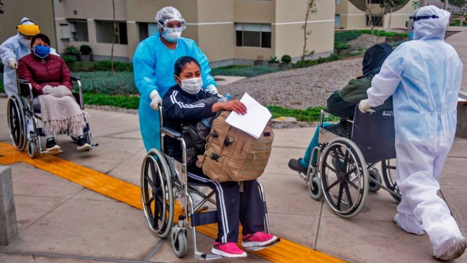 Pacientes saliendo de la Villa Panamericana, Lima Perú.