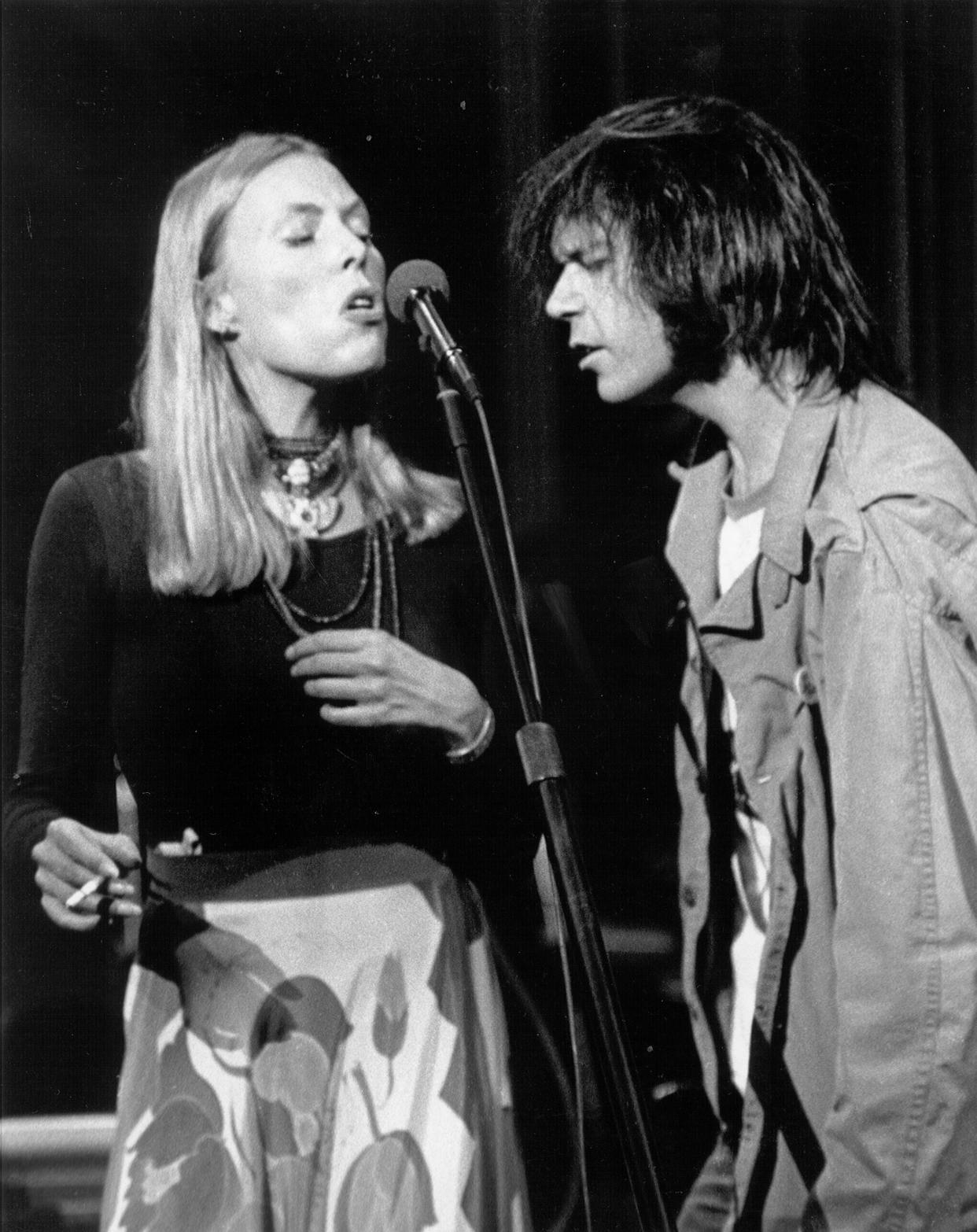UNSPECIFIED - CIRCA 1970:  Photo of Neil Young & Joni Mitchell  (Photo by Larry Hulst/Michael Ochs Archives/Getty Images)