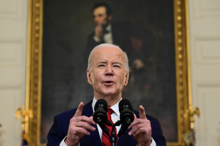 Mit seiner Unterschrift hat US-Präsident Joe Biden die Freigabe eines milliardenschweren Hilfspakets für die Ukraine besiegelt. Er werde "sicherstellen, dass die Lieferungen sofort, in den nächsten Stunden, beginnen", sagte Biden am Mittwoch. (Jim WATSON)