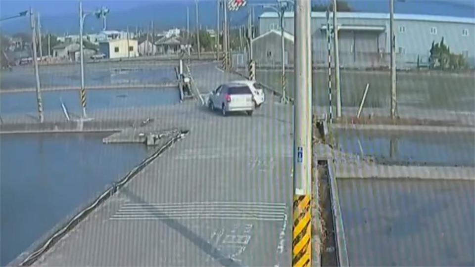 十字路口兩車碰撞　車撞進水田濺起大量水花