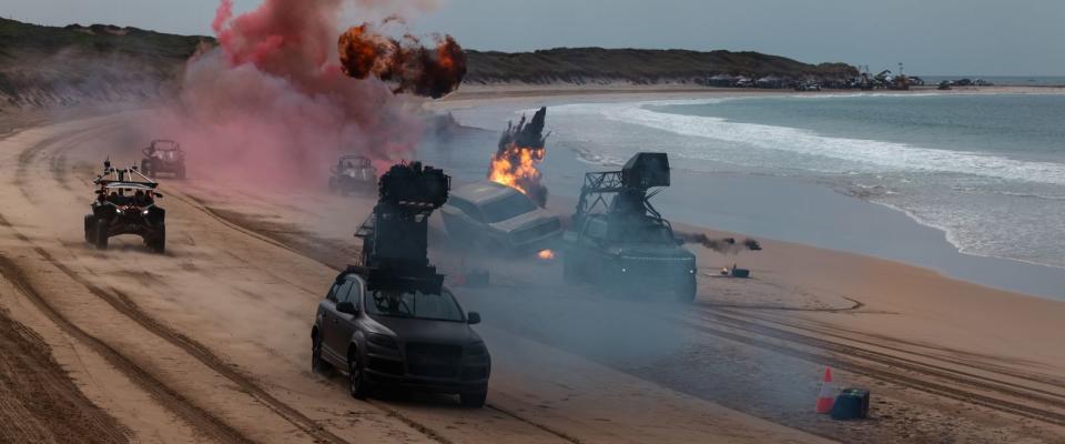 《特技玩家》在澳洲雪梨海灘拍攝這幕飛車追逐時，設計了8圈半翻滾的飛車特技。（UIP提供）