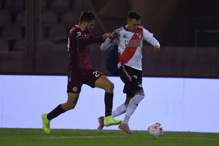 Matías Suárez, durante el partido con Lanús, sufrió una distensión que seguramente lo dejará afuera del superclásico